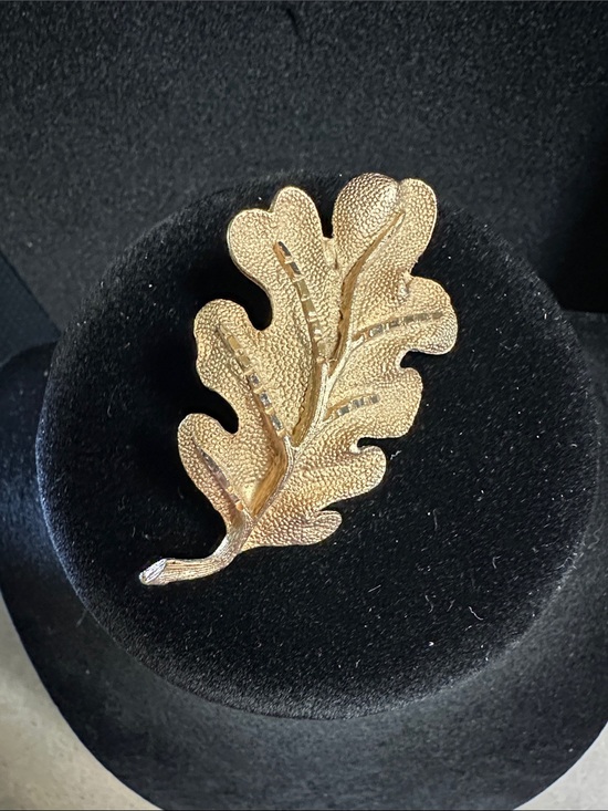 Jewelry - Vintage Gold-Tone Oak Leaf Brooch